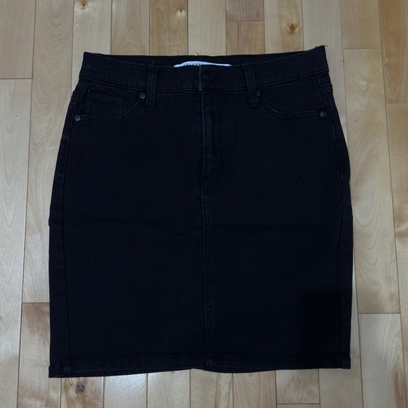 SIZE 4 - Fashion nova curvy black jean skirt - Picture 2 of 4